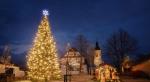 Aby V�noce byly jako obvykle. P�es 300 m�st a obc� rozsv�t� v�no�n� strome�ky a v�zdobu d�ky �EZ